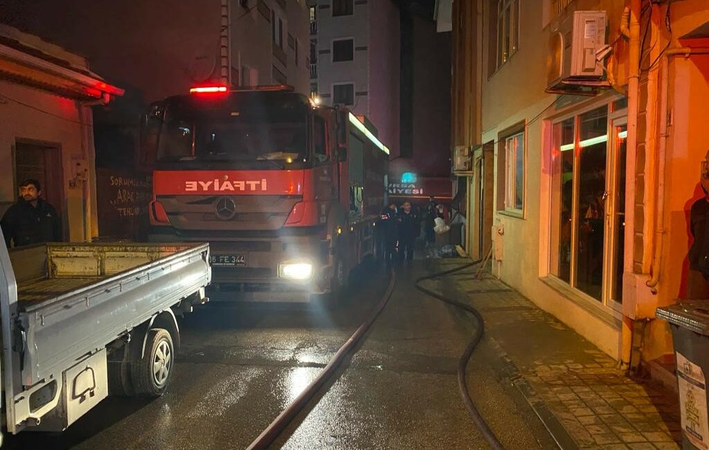 BURSA'NIN İNEGÖL İLÇESİ SİNANBEY MAHALLESİNDE APARTMANDA YANGIN ÇIKTI.