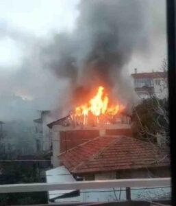 Bursa’da bir evin çatısında yangın çıktı Bursa'nın Mudanya ilçesindeki bir evin çatısı alev alev yandı.