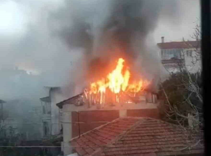 Bursa’da bir evin çatısında yangın çıktı Bursa'nın Mudanya ilçesindeki bir evin çatısı alev alev yandı.