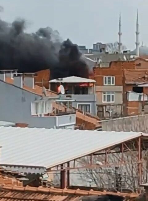 BURSA'DA BİR EVİN ÇATISINDA ÇIKAN YANGIN, MAHALLE SAKİNLERİNİ SOKAĞA DÖKTÜ.