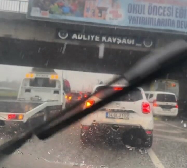 Bursa’da dolu yağışı etkili oldu BURSA’DA ETKİLİ OLAN DOLU YAĞIŞI VATANDAŞLARA ZOR ANLAR YAŞATTI. DOLU