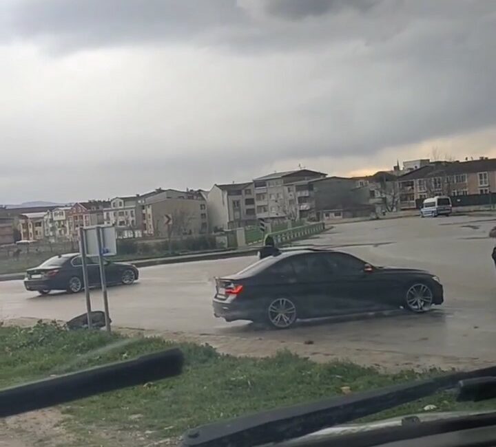 Bursa’da drift atan araç kamerada BURSA'DA DRİFT ATAN ARAÇ KAMERADA
