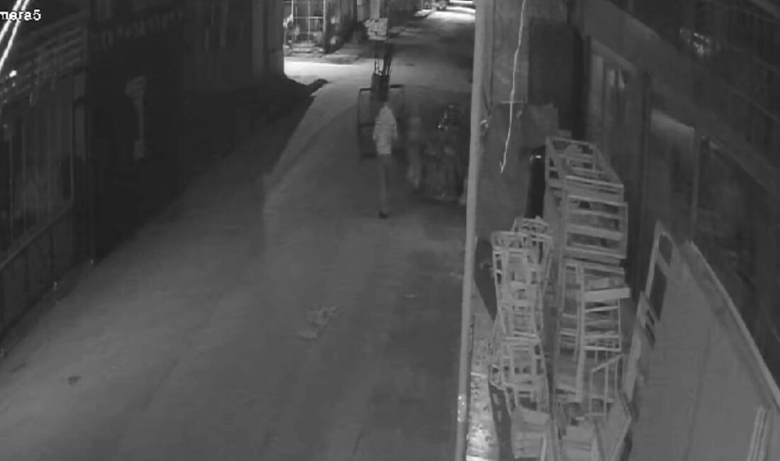 Bursa’da dükkan önünden koltuk çalan hırsızlar kamerada BURSA'NIN İNEGÖL İLÇESİNDE MEYDANA GELEN OLAYDA İŞ YERİNİN ÖNÜNDEKİ METAL