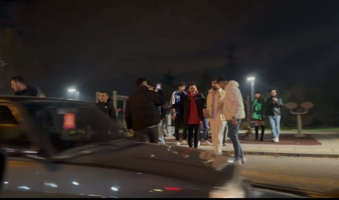 Bursa’da gençler yılbaşına şarkılar eşliğinde girdi BURSALILAR YENİ YILI COŞKUYLA KARŞILADI. BAZI VATANDAŞLAR ŞARKILAR EŞLİĞİNDE GİRERKEN,