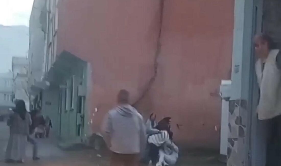 Bursa’da gürültü kavgasına tutuşan kızlar saç baş birbirine girdi BURSA’DA GÜRÜLTÜ KAVGASINA TUTUŞAN KIZLAR SAÇ BAŞ BİRBİRİNE GİRDİ