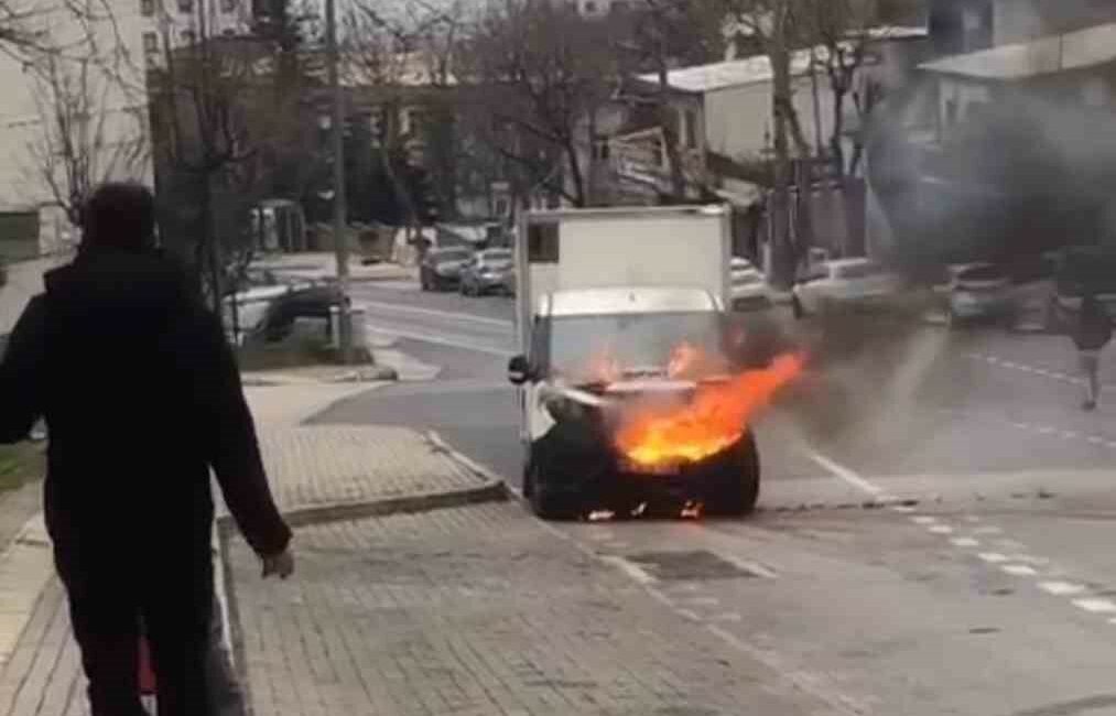 Bursa’da hafif ticari araç alev aldı BURSA’DA HAFİF TİCARİ ARAÇ ALEV ALDI, ÇİMENTO KAMYONU MÜDAHALE ETTİ