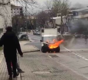 BURSA’DA HAFİF TİCARİ ARAÇ ALEV ALDI, ÇİMENTO KAMYONU MÜDAHALE ETTİ