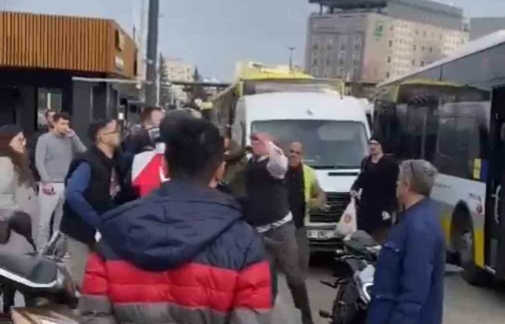Bursa’da halk otobüsü ile motosiklet sürücüsü kavga etti Bursa’da halk otobüsü ile motosiklet sürücüsünün yumruklu yol verme kavgası