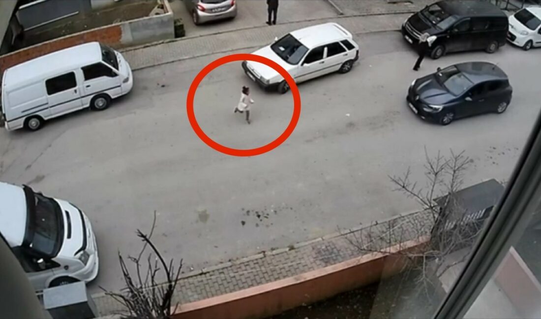 BURSA'DA YOLA ANİDEN ATLAYAN 5 YAŞINDAKİ KÜÇÜK KIZ, OTOMOBİLİN ALTINDA