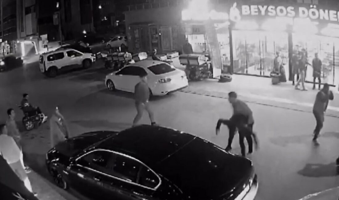 Bursa’da iki grubun kavgası kamerada BURSA'DA İKİ GRUBUN KAVGASI GÜVENLİK KAMERASINDA