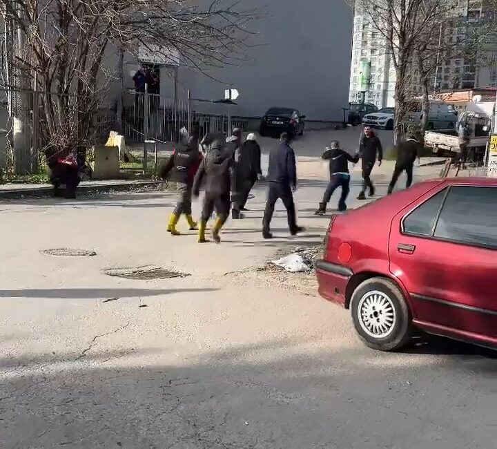Bursa’da iki grubun sopalı meydan muharebesi kamerada BURSA'DA İKİ GRUBUN SOPALI MEYDAN MUHAREBESİ KAMERADA