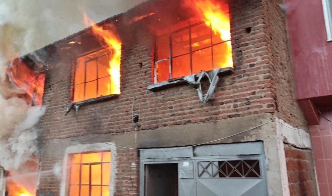 Bursa’da iki katlı müstakil ev alev alev yandı BURSA’DA İKİ KATLI MÜSTAKİL EV ALEV ALEV YANDI