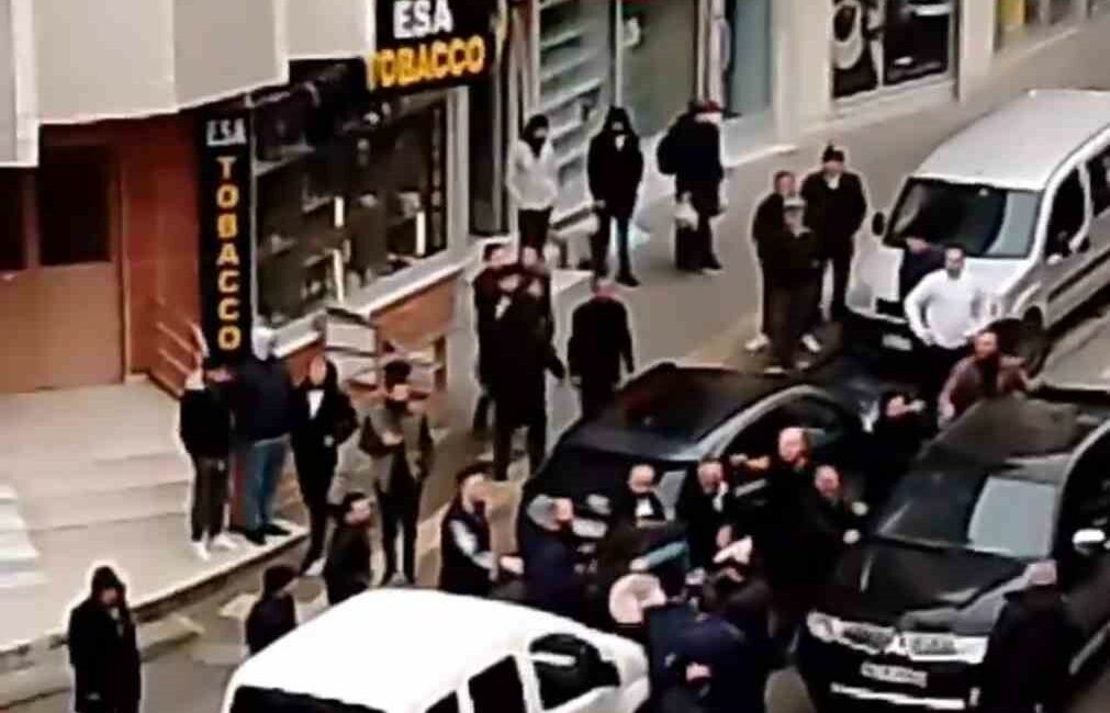 Bursa’da iki kişi arasında çıkan kavgayı mahalle sakinleri ayırdı BURSA'DA İKİ KİŞİ ARASINDA ÇIKAN KAVGAYI MAHALLE SAKİNLERİ AYIRDI