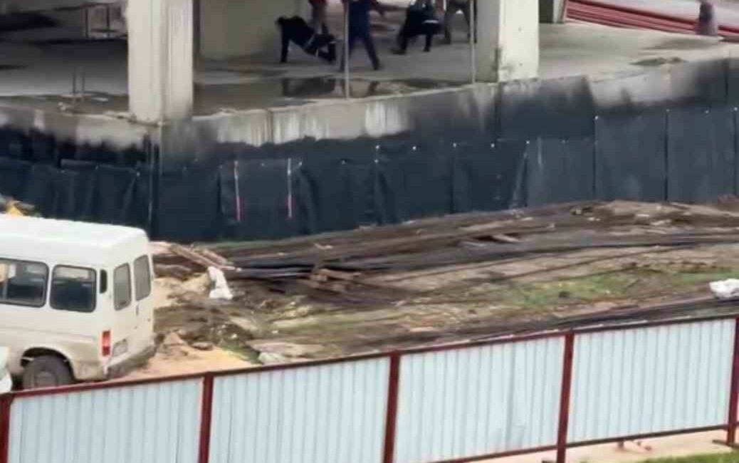 Bursa’da inşaat işçilerinin meydan muharebesi kamerada BURSA'DA İNŞAAT İŞÇİLERİNİN SOPALI KAVGASI KAMERAYA YANSIDI.