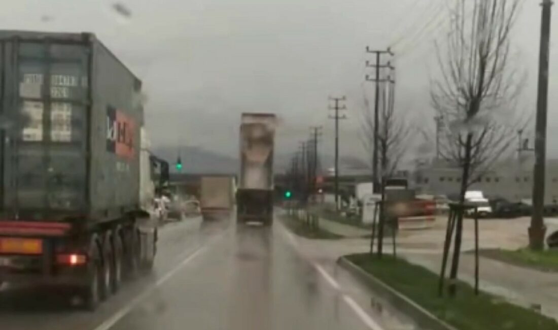 Bursa’da kamyon damperi açık şekilde seyretti, direği devirince durdu BURSA'DA KAMYON DAMPERİ AÇIK ŞEKİLDE SEYRETTİ, DİREĞİ DEVİRİNCE DURDU