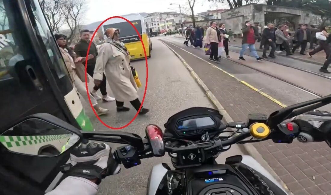 Bursa’da korkutan anlar…Yayanın hayatını kurtaran manevra kamerada BURSA’DA YÜREKLERİ AĞIZA GETİREN OLAY : YAYANIN HAYATINI KURTARAN MANEVRA