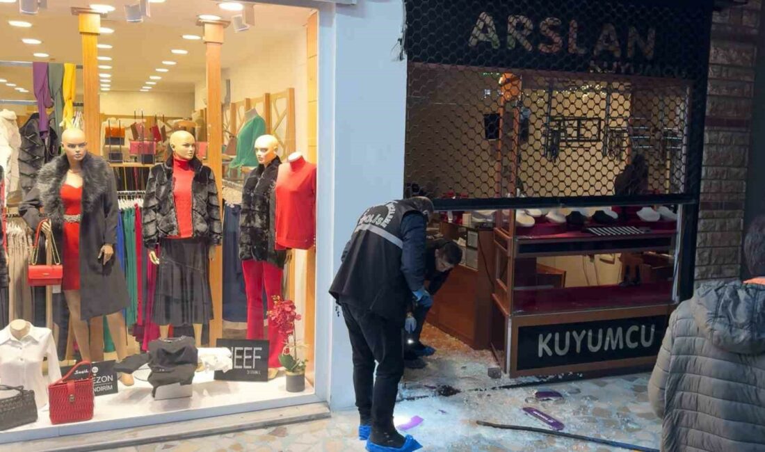 Bursa’da kuyumcudan 500 bin lira değerinde altın çaldılar BURSA’DA OTOMOBİL İLE GELEN 4 ŞÜPHELİ ÖNCEDEN KEŞİF YAPTIKLARI KUYUMCU