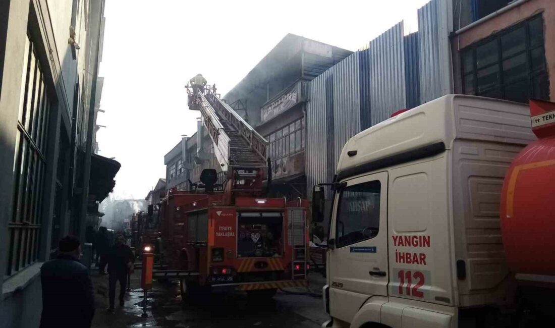 Bursa’da mobilya imalathanesinde korkutan yangın BURSA’NIN İNEGÖL İLÇESİNDE FAALİYET GÖSTEREN MOBİLYA İMALATHANESİNİN 3. KATINDA YANGIN