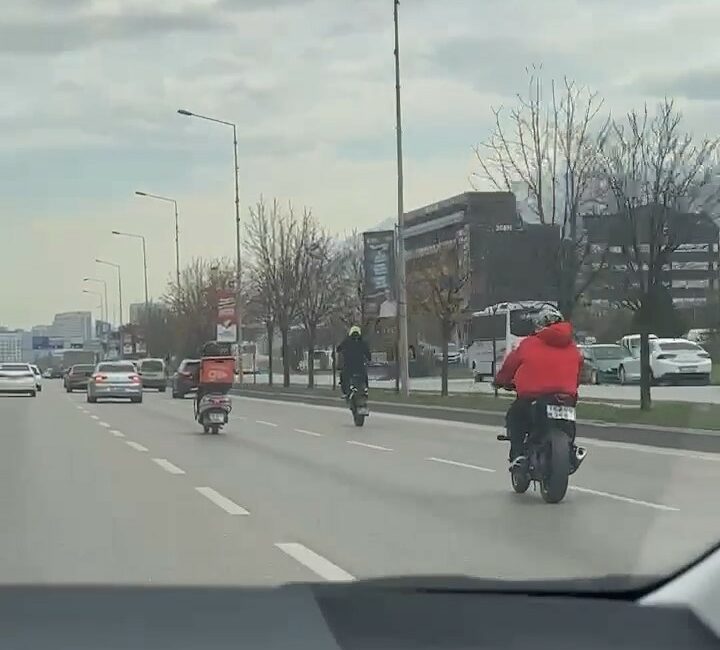 Bursa’da motosiklet sürücüleri trafikte tehlike yarattı Bursa’da motosikletli gençlerin trafikteki tehlikeli hareketleri yürekleri ağza getirdi.