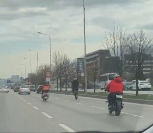 Bursa’da motosiklet sürücüleri trafikte tehlike yarattı Bursa’da motosikletli gençlerin trafikteki tehlikeli hareketleri yürekleri ağza getirdi.