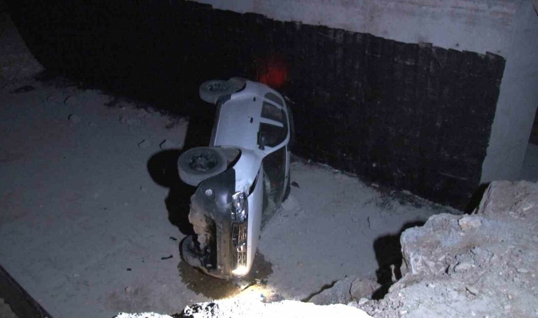 Bursa’da otomobil 4 metre yükseklikten dereye uçtu BURSA’DA DİREKSİYON HAKİMİYETİNİ KAYBEDEN OTOMOBİL SÜRÜCÜSÜ, 4 METRE YÜKSEKLİKTEN DERE