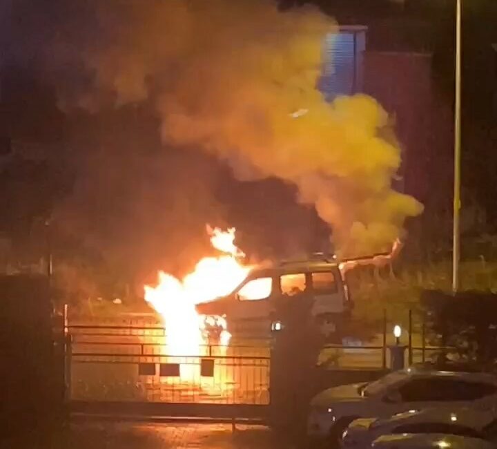 Bursa’da park halindeki hafif ticari araç yandı BURSA'DA PARK HALİNDEKİ HAFİF TİCARİ ARAÇ ALEVLERE TESLİM OLURKEN İTFAİYE