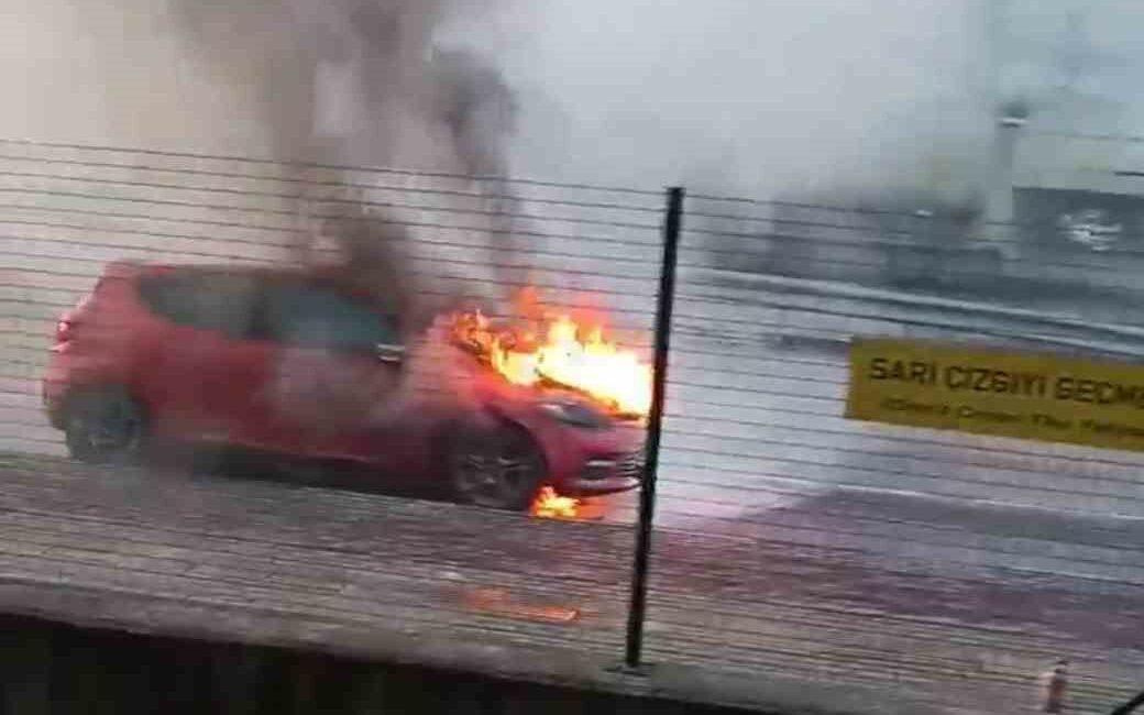 Bursa’da alev alan otomobil kül oldu Bursa'nın Nilüfer ilçesinde, motor kısmından alev alan otomobil kullanılamaz hale