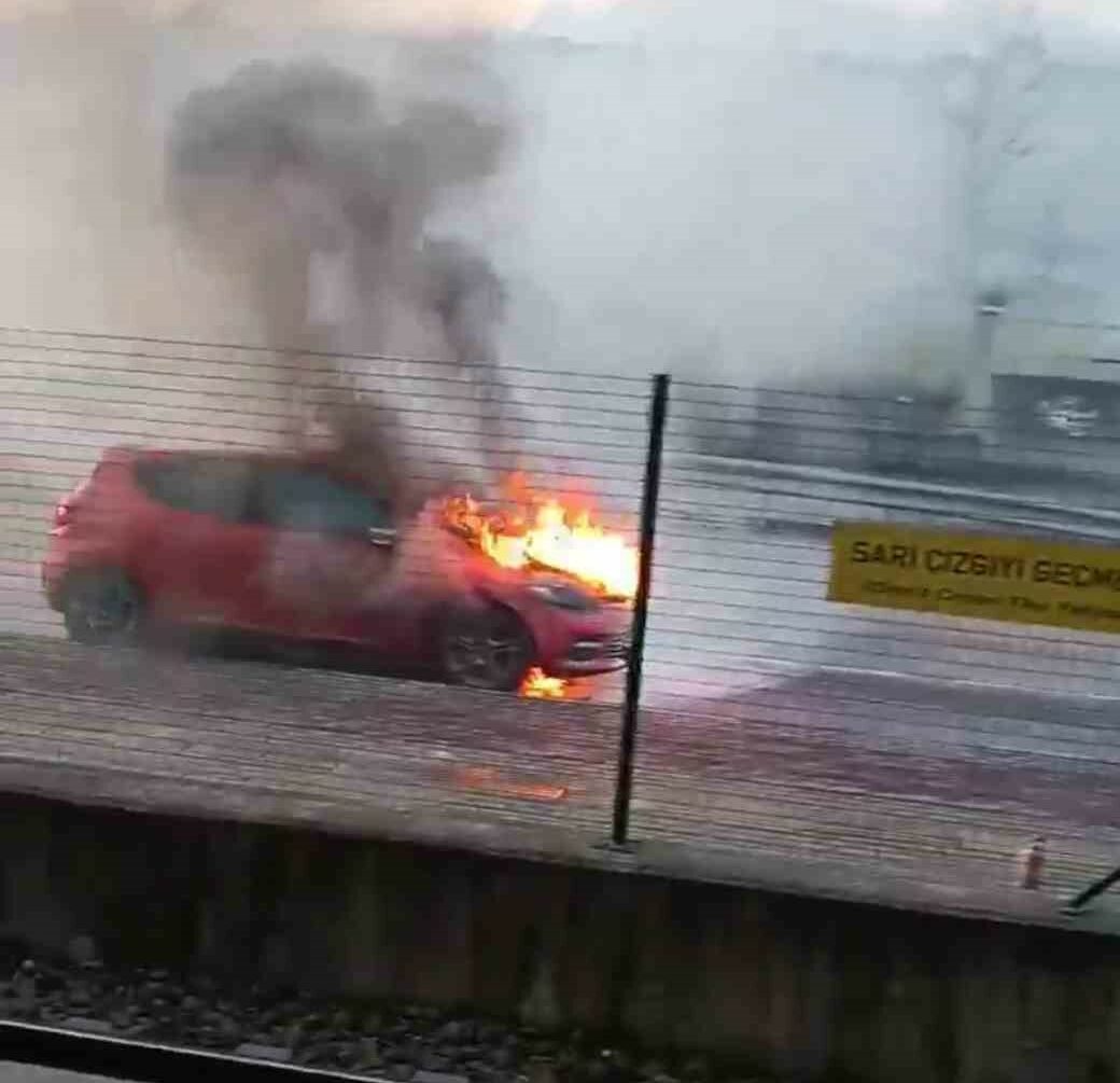 Bursa'nın Nilüfer ilçesinde, motor kısmından alev alan otomobil kullanılamaz hale