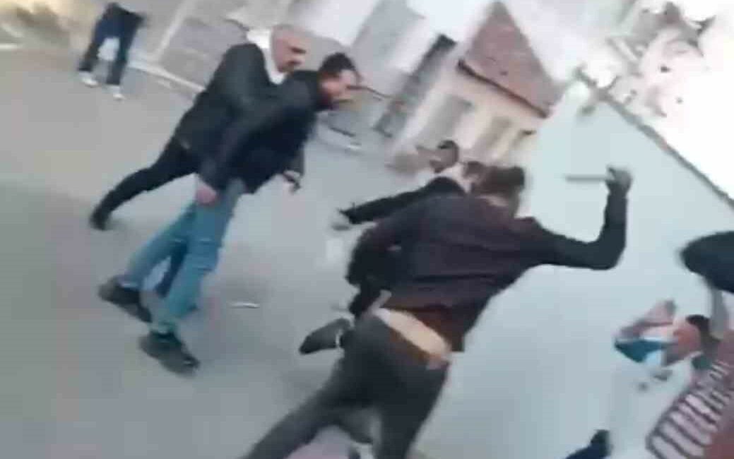 BURSA'DA 3 KİŞİ SALDIRDIKLARI BİR KİŞİYİ SOPA VE TEKMELER İLE