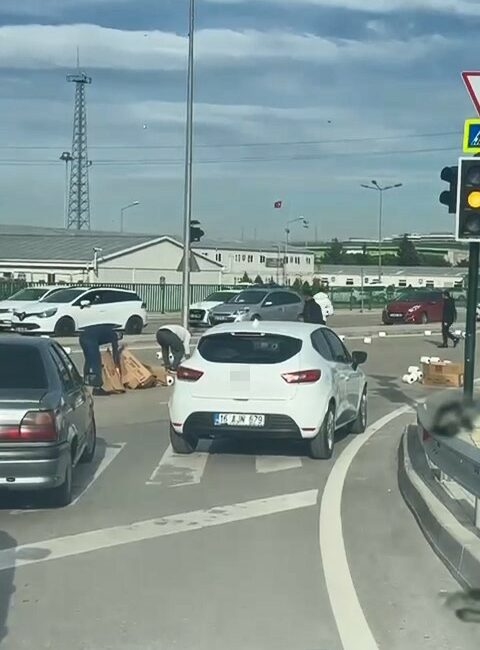 BURSA'DA SÜRÜCÜLER YERE DÖKÜLEN MALZEME İÇİN SEFERBER OLDU