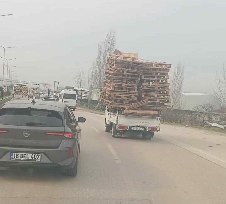 BURSA'DA TEHLİKELİ TAŞIMACILIK CEP TELEFONU KAMERASINA YANSIDI.