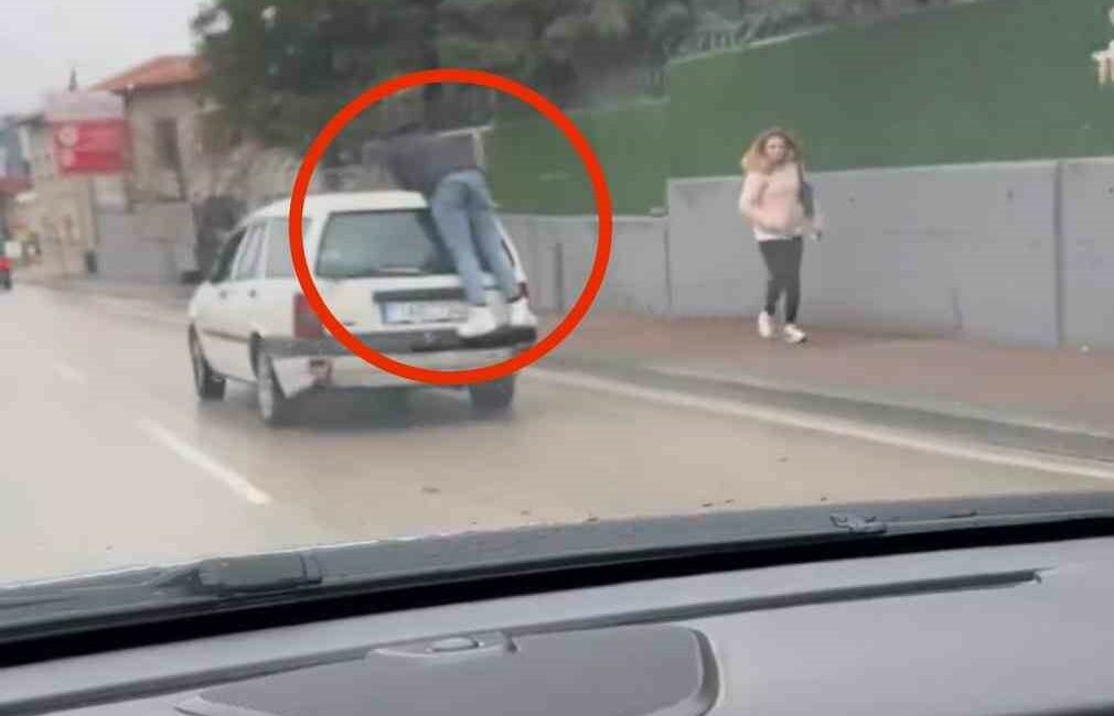Bursa’da tehlikeli yolculuk kamerada BURSA’DA BİR VATANDAŞ, OTOMOBİLİN BAGAJINA BASIP TAVANINA TUTUNARAK ÖLÜME
