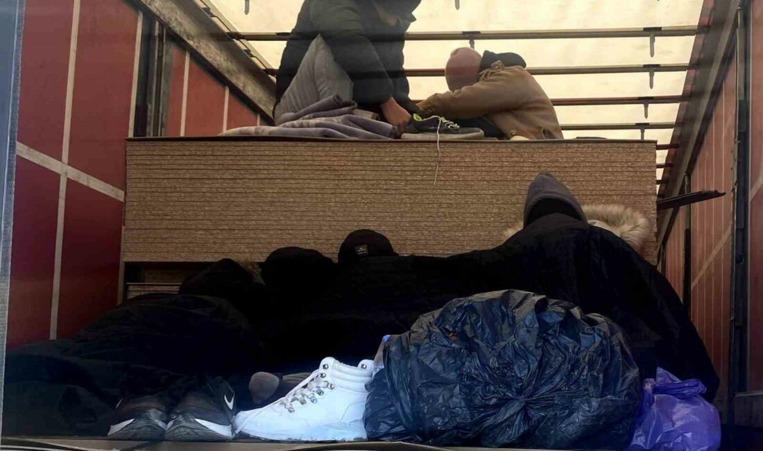 Bursa’da tır dorsesinde 9 kaçak göçmen yakalandı İNEGÖL'DEKİ BİR FABRİKADAN YÜKLEDİĞİ SUNTALARI ARNAVUTLUK'A TAŞIYAN TIRIN DORSESİNDE ÜLKEYE