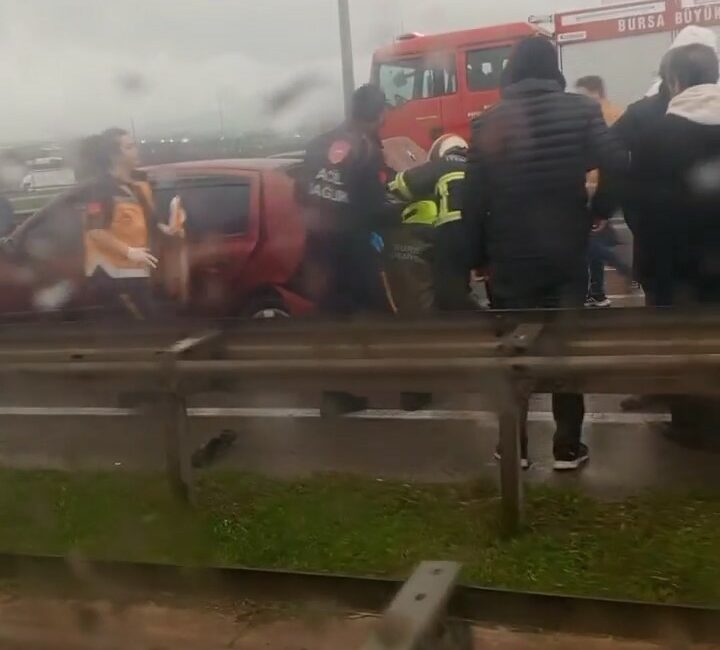 Bursa’da zincirleme kaza: 4 yaralı BURSA’DA SEYİR HALİNDEKİ KAMYON YAĞIŞLI HAVANIN ETKİSİYLE DURAMADI. ÖNÜNDEKİ ARAÇLARI
