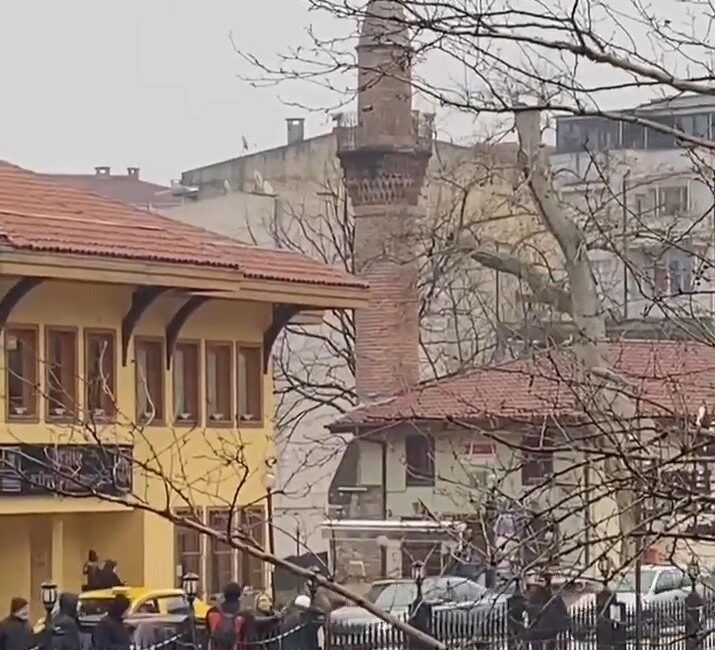 Bursa’da yaya ile sürücünün yol verme kavgası kamerada BURSA'DA YAYA İLE SÜRÜCÜNÜN YOL VERME KAVGASI CEP TELEFONU KAMERASINA