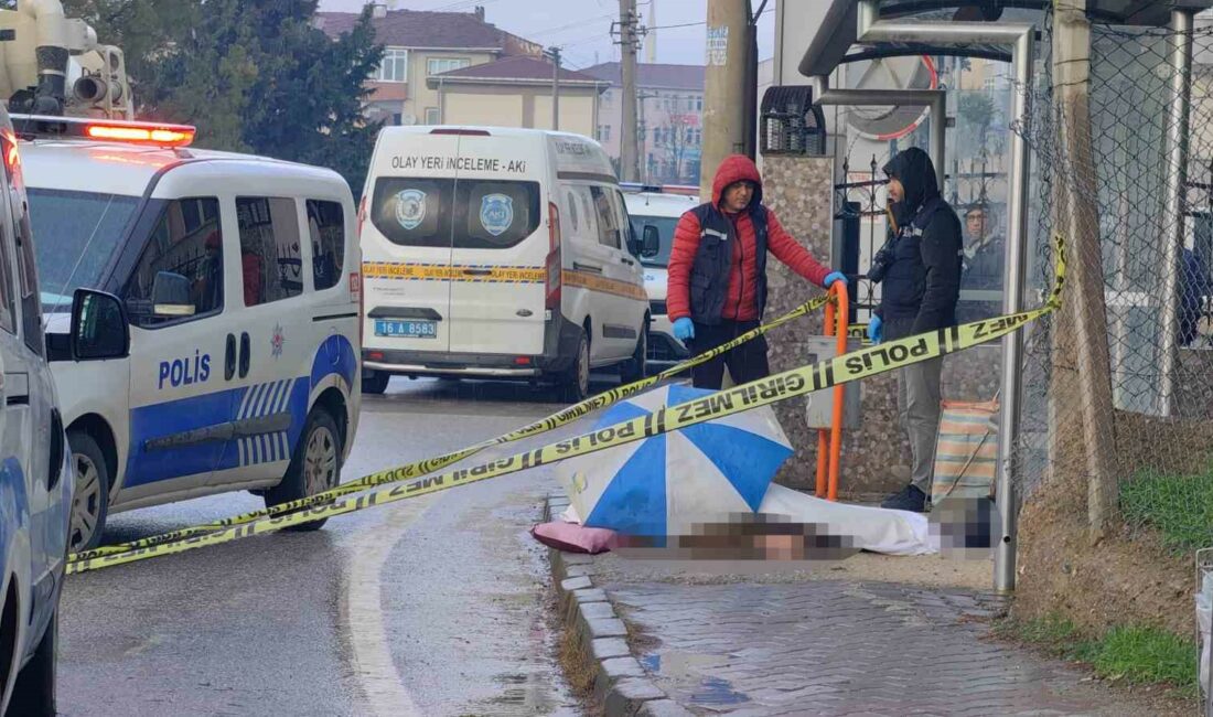 Bursa’da yere düşen adam hayatını kaybetti, cenazeyi şemsiye ile korudular BURSA'NIN İNEGÖL İLÇESİNDE MEYDANA GELEN OLAYDA PAZARA GİTMEK ÜZERE YOLDA