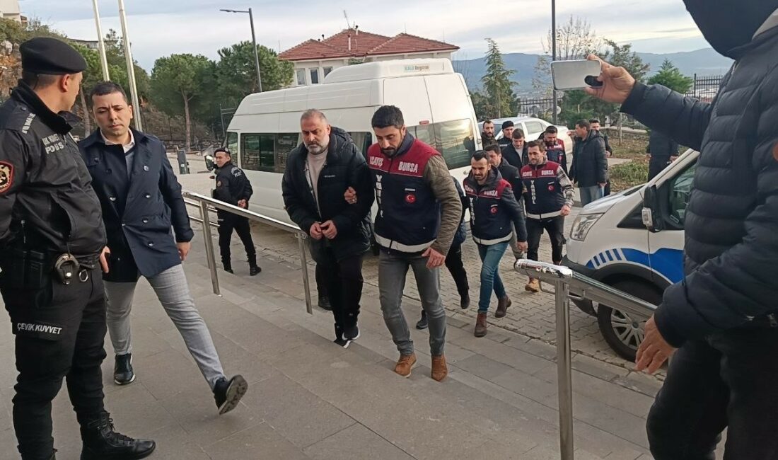 Bursa’daki kuyumcu fonu sanıklarının tüm servetine tedbir geldi BURSA'DAKİ KUYUMCU FONU ADI ALTINDA TOPLAM 53 KİŞİDEN 500 MİLYON