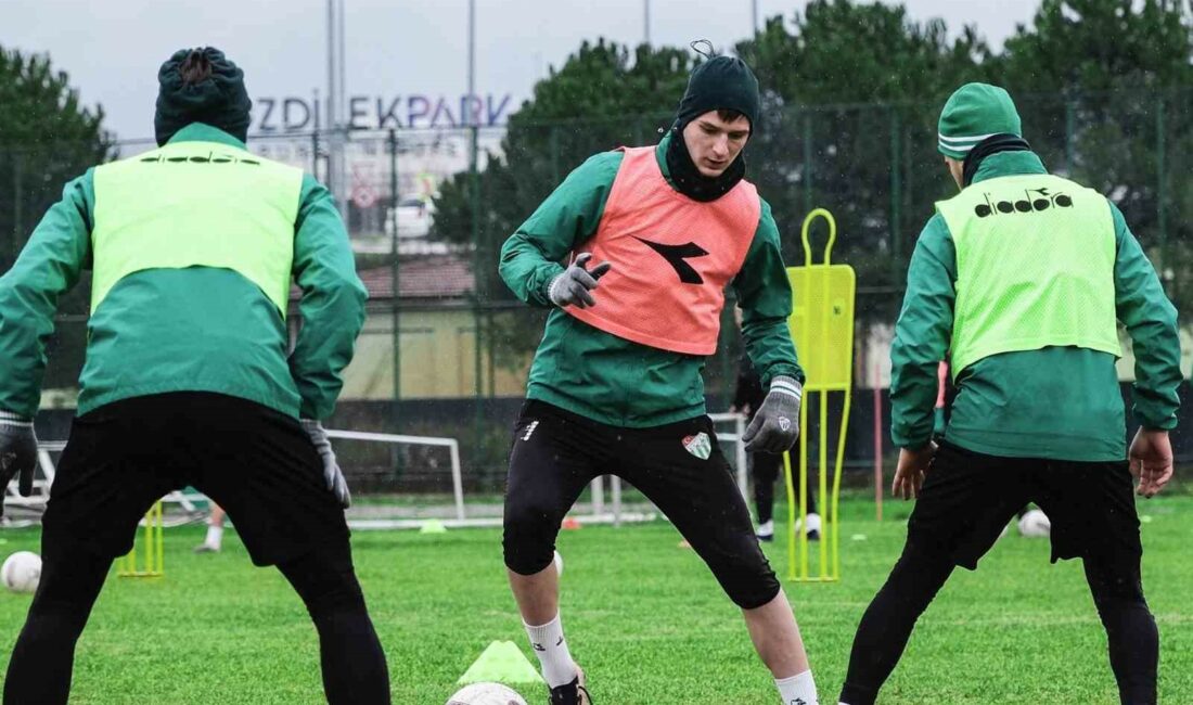 Bursaspor taktik idman yaptı BURSASPOR'DA YENİ MERSİN İDMAN YURDU MAÇI HAZIRLIKLARI DEVAM EDİYOR.