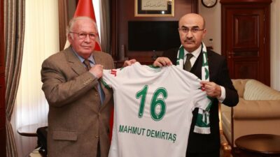 BURSASPOR BAŞKANI SİNAN BÜR, BURSA VALİSİ MAHMUT DEMİRTAŞ'A İSMİ YAZILI