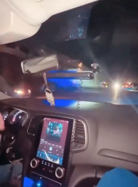 Çakar takarak polis gibi gezdi, hayali kısa sürdü BURSA’DA OTOMOBİLİNE ÇAKAR TAKARAK POLİSÇİLİK OYNAYAN SÜRÜCÜYE, EKİPLER TARAFINDAN 6