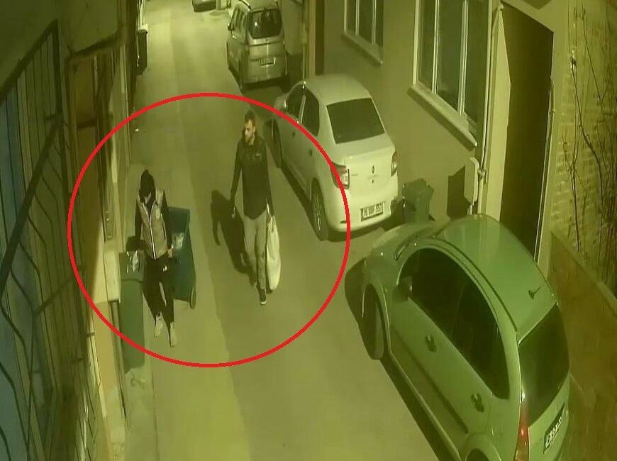 Çaldıkları çöp kovasını beğenmeyince bırakıp başka çaldılar BURSA'DA HIRSIZLAR ÇALDIKLARI ÇÖP KOVASINI BEĞENMEYİNCE BAŞKA BİR ÇÖP KOVASI