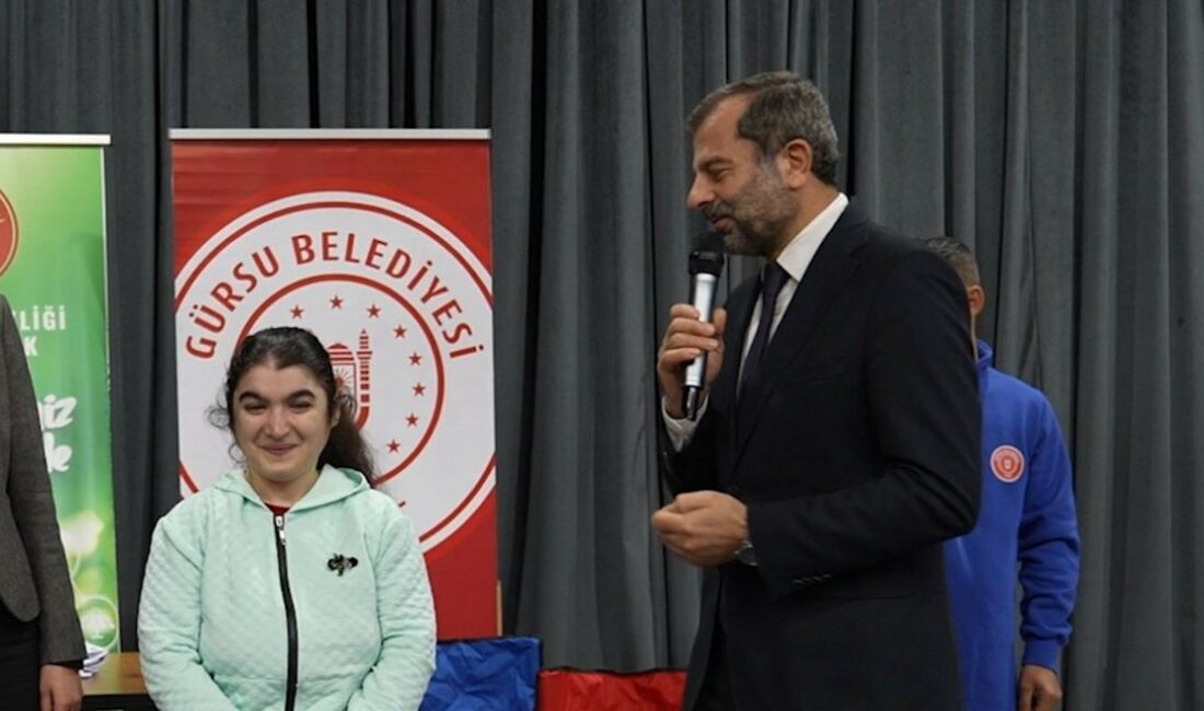 Çevreci Feride, Başkan Işık ile beraber atık topladı GÜRSU’DA YAŞAYAN 22 YAŞINDAKİ FERİDE AĞALI’NIN EN BÜYÜK HAYALİNİ GÜRSU