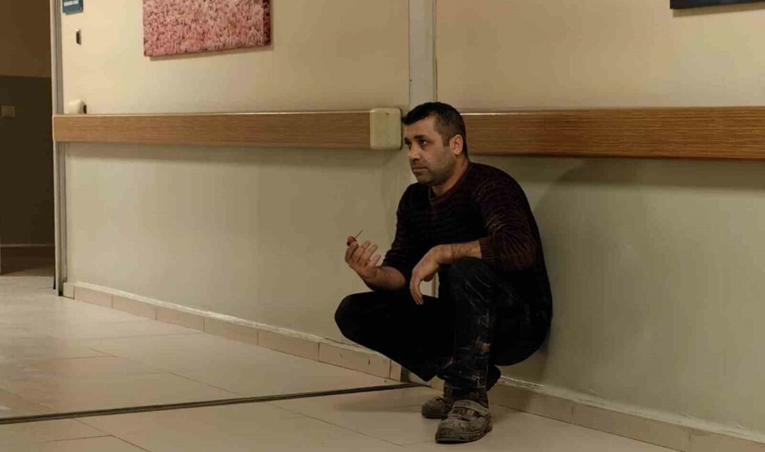 BURSA'NIN İNEGÖL İLÇESİNDE ÇAKIM MAKİNESİYLE PARMAĞINA ÇİVİ ÇAKAN İŞÇİ YARALANDI.