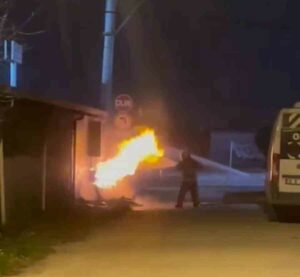 BURSA’DA DOĞALGAZ BORUSUNUN PATLAMASIYLA BİRLİKTE ÇIKAN YANGIN İTFAİYE EKİPLERİNİN MÜDAHALESİYLE