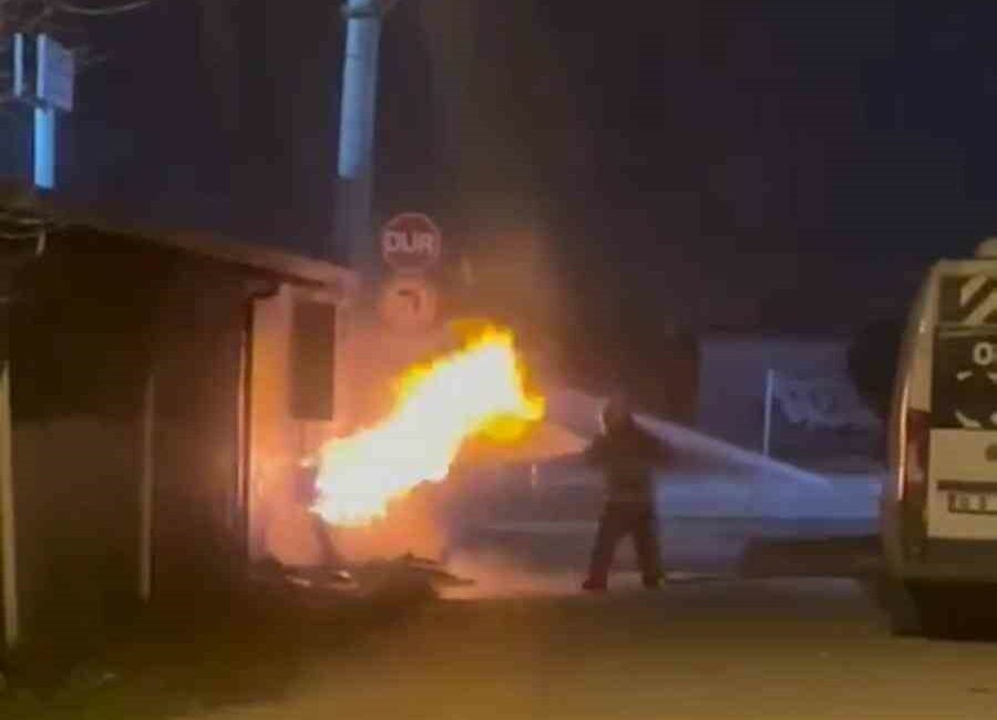 Doğal gaz borusu patladı, mahalleli ayağa kalktı BURSA’DA DOĞALGAZ BORUSUNUN PATLAMASIYLA BİRLİKTE ÇIKAN YANGIN İTFAİYE EKİPLERİNİN MÜDAHALESİYLE