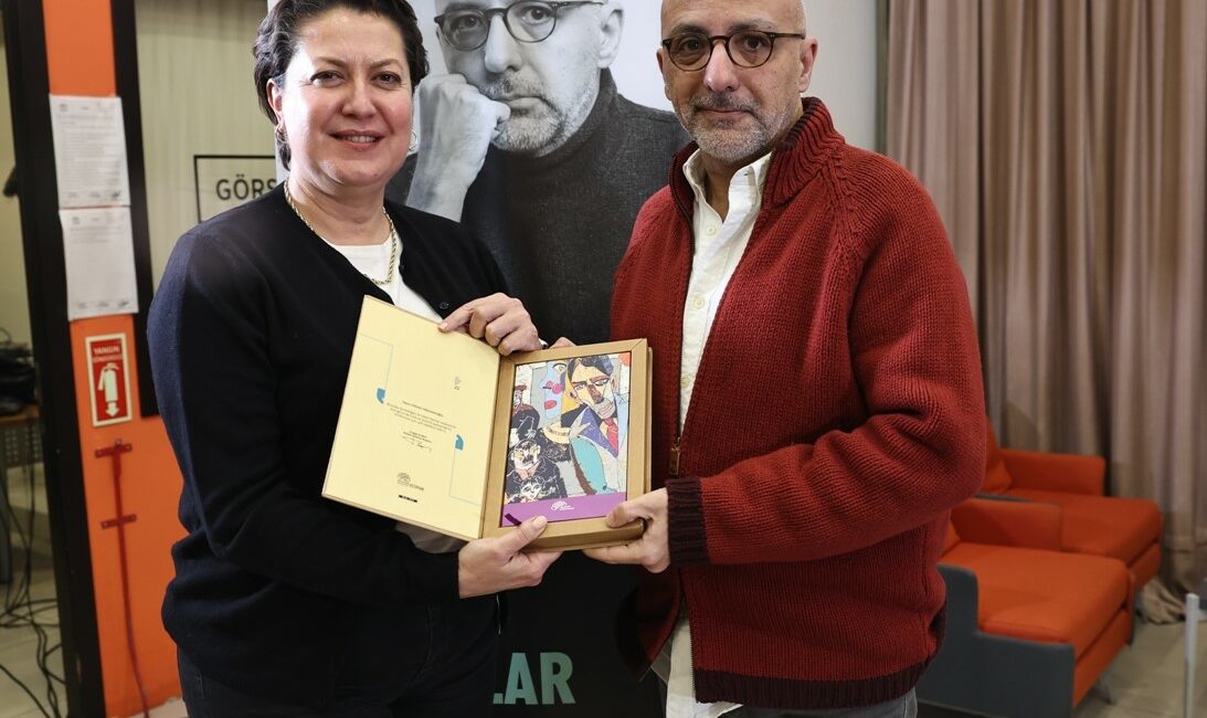 Edebi Kazılar’da yeni yılın ilk konuğu Hükümenoğlu oldu NİLÜFER BELEDİYESİ’NİN DÜZENLEDİĞİ EDEBİ KAZILAR SÖYLEŞİSİNDE YENİ YILIN İLK KONUĞU