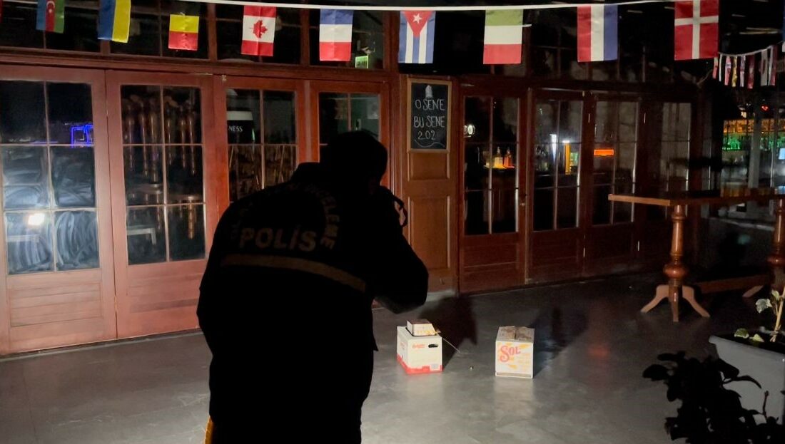 Eğlence mekanında silahlı kavga : 1 yaralı BURSA’DA EĞLENCE MEKANINDA GÜVENLİK İLE MÜŞTERİ ARASINDA ÇIKAN TARTIŞMADA SİLAHLAR