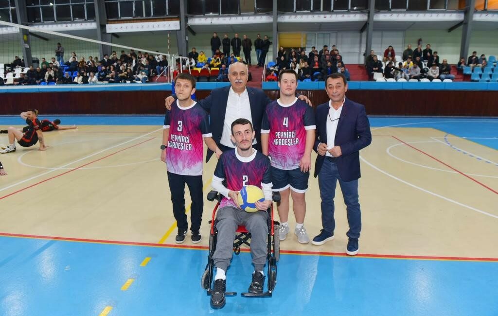 Engelli voleybol takımına büyük destek BURSA’NIN YENİŞEHİR İLÇESİNDE 100. YIL CUMHURİYET KUPASI VOLEYBOL TURNUVASI'NDA ENGELLİ