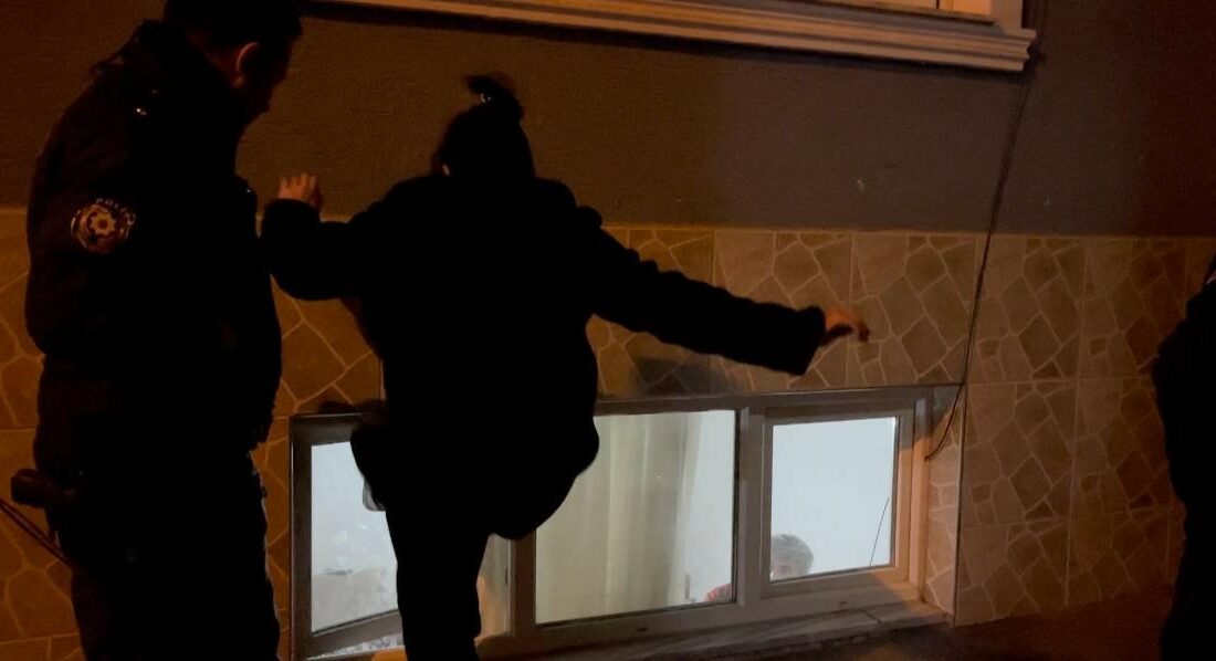 Erkek arkadaşının evini bastı mahalleliyi isyan ettirdi ERKEK ARKADAŞININ EVİNİ BASTI MAHALLELİYİ İSYAN ETTİRDİ