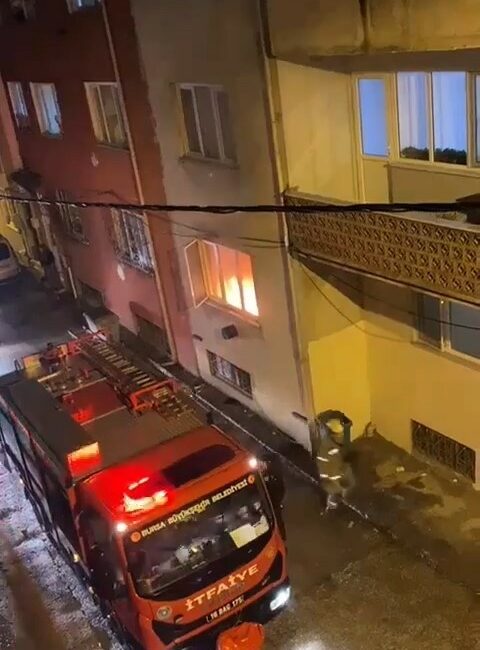 BURSA’DA EŞİYLE TARTIŞAN ADAM, EVİ ATEŞE VERDİ. O ANLAR AMATÖR